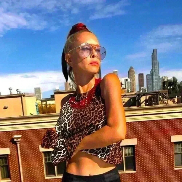 Elizabeth and James Everly Leopard Hi-Low Sleeveless Top small - Picture 2 of 6